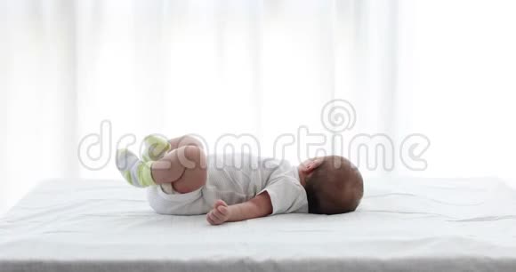 可爱的宝宝躺在白色背景下视频的预览图