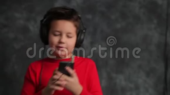 少年的肖像他用耳机听音乐视频的预览图