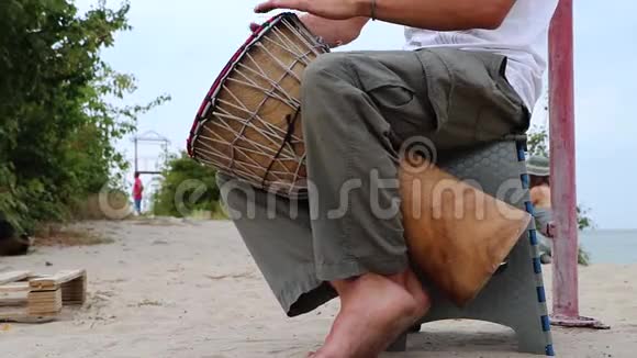 一个人在蓝天上演奏非洲舞的鼓创造力休息和放松民族乐器对抗天空视频的预览图