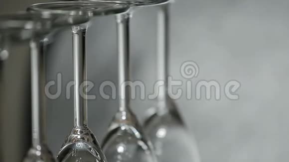 空的香槟玻璃镜子高清镜头视频的预览图