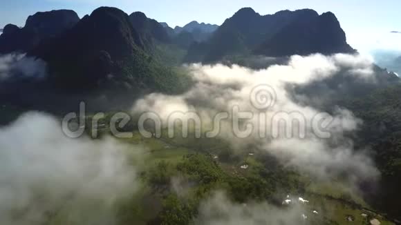 飞越高地山谷的飞行几乎没有隐藏起雾云视频的预览图