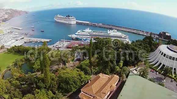 马德拉岛Funchal码头的两艘游船堤岸景色优美视频的预览图