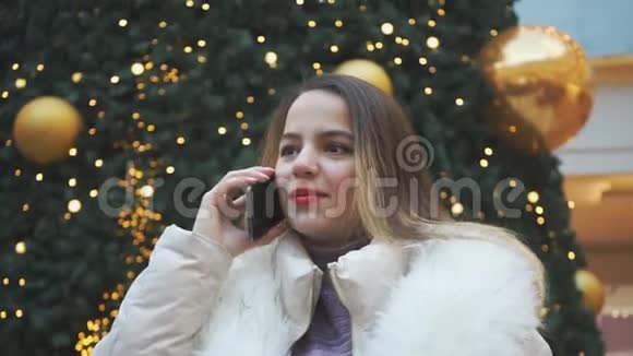 快乐的年轻女孩在电话里说话特写视频的预览图