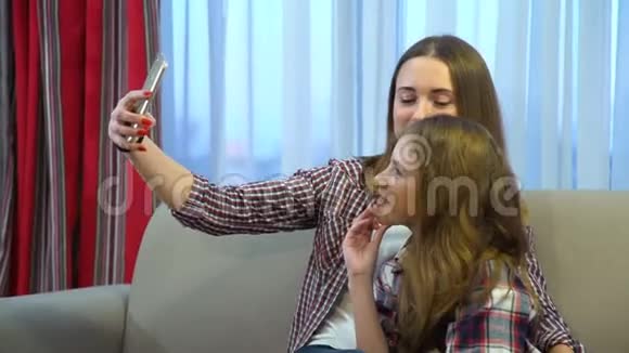 家庭母女休闲接吻自拍视频的预览图