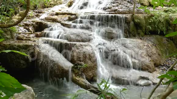 4K无缝环埃拉万瀑布泰国坎恰纳布里著名的旅游景点埃拉万瀑布是瀑布视频的预览图
