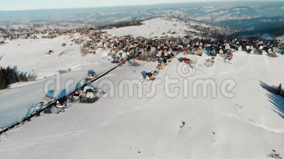 乡村小村庄的空中景色阳光下有雪域视频的预览图