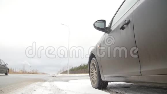 冬季驾驶汽车故障一辆车站在路上视频的预览图