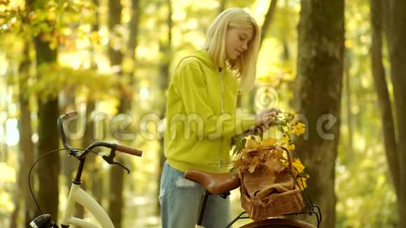 女孩们抱着带花篮的旧自行车车把秋天的女人视频的预览图