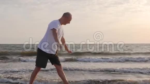 日出时在海滨晨练的运动员视频的预览图