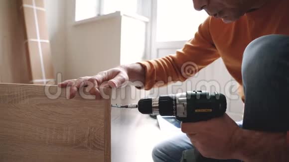 一个男人在家里组装家具视频的预览图