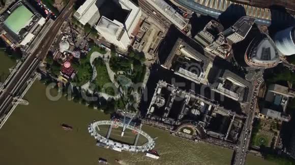伦敦市中心阳光明媚的现代建筑空中无人机全景天桥视频的预览图