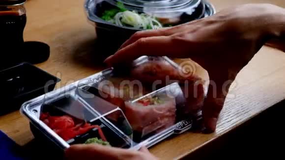 送货食品概念女人用塑料餐具吃寿司视频的预览图