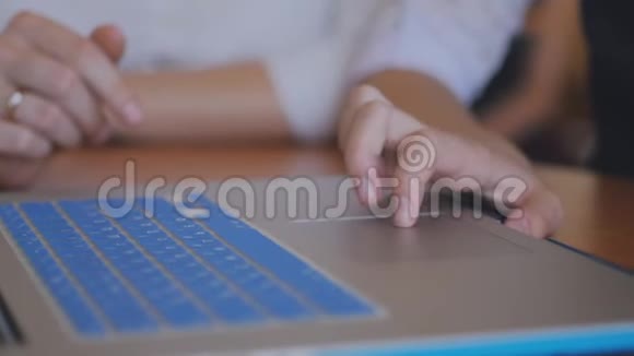 带笔记本电脑的男生手和键盘上的特写计算机课上的课视频的预览图