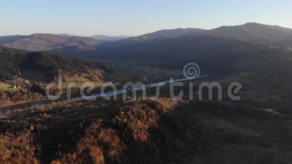 乌克兰喀尔巴阡山脉的空中自然景观秋天的山水有山有林有河舒适的木制乡村视频的预览图