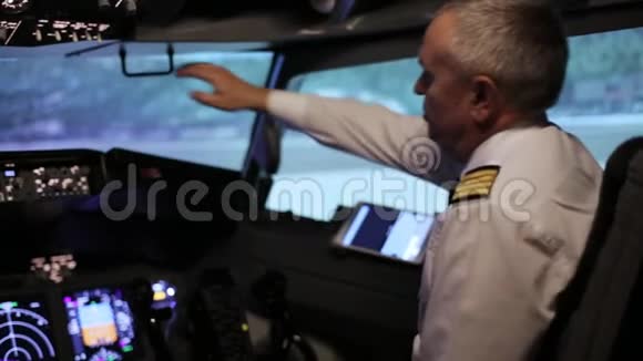 飞行员正准备在一架客机的机舱里飞行视频的预览图