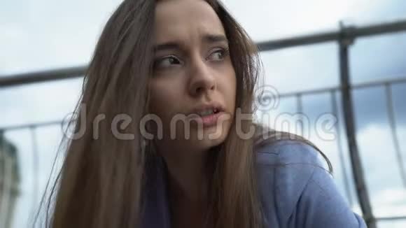 女人哭泣坐在街上分手失去亲密的人精神障碍视频的预览图