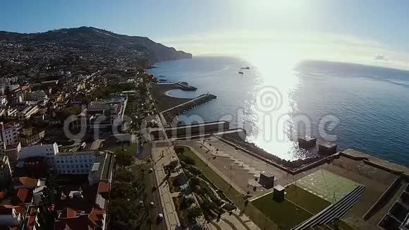 葡萄牙马德拉岛Funchal附近的大西洋水面反射形成的美丽线条视频的预览图