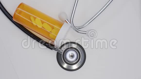 医用听诊器的特写镜头和橙色瓶子里的药视频的预览图