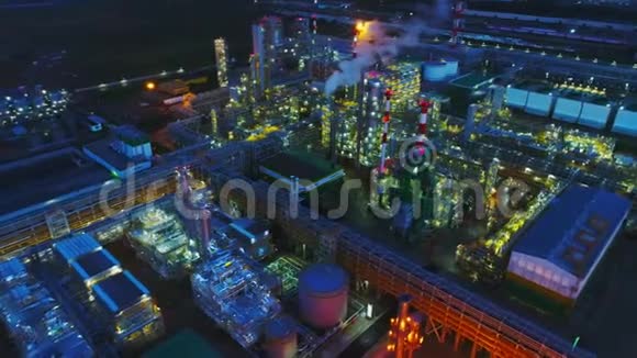 夜间照明气体和炼油厂综合体视频的预览图