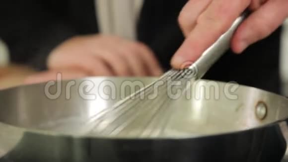 在平底锅上吹白酱汁视频的预览图