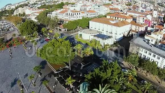 葡萄牙马德拉岛上繁忙的街道和令人惊叹的Funchal建筑空中拍摄视频的预览图