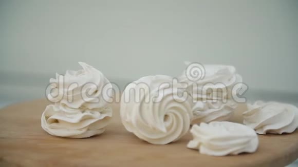 木桌上的棉花糖视频的预览图