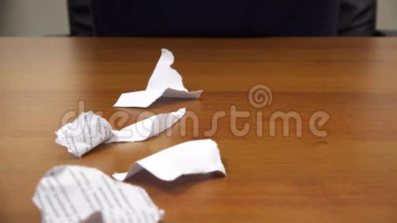 撕成碎片的纸落在桌子上视频的预览图
