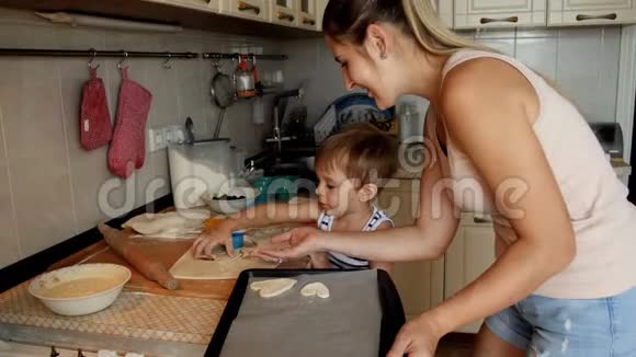 4k小男孩帮妈妈在厨房做饼干的视频视频的预览图