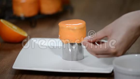 厨房用坚果装饰小镜子釉蛋糕视频的预览图