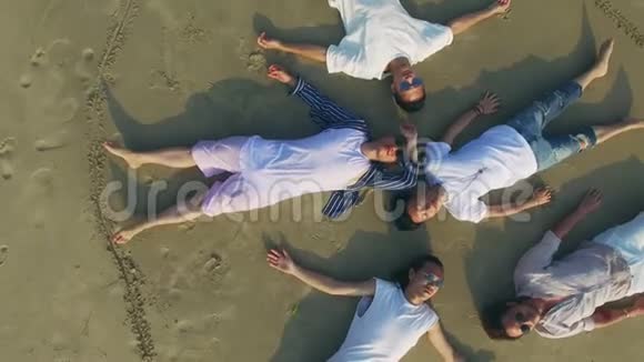 年轻的亚洲成年人躺在沙滩上视频的预览图