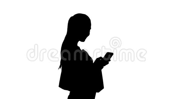 美丽的年轻女人用手机走路拿着购物袋视频的预览图