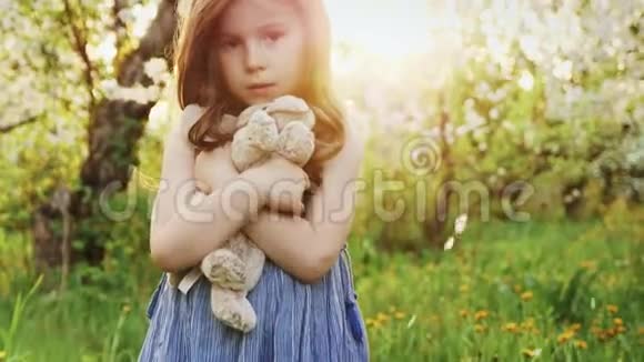 一个漂亮的小女孩抱着一只玩具狗视频的预览图