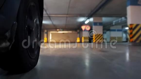 地下停车场汽车车轮移动燃料视频的预览图