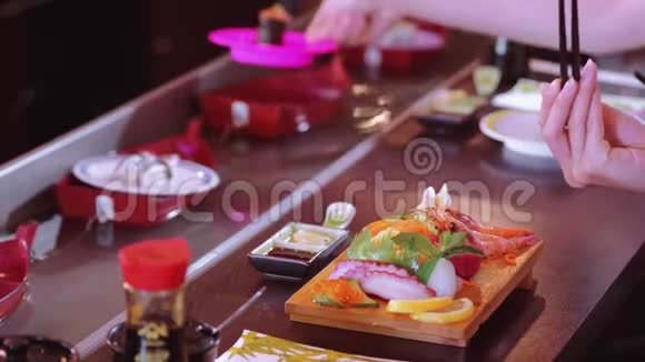 在亚洲餐馆吃新鲜寿司视频的预览图