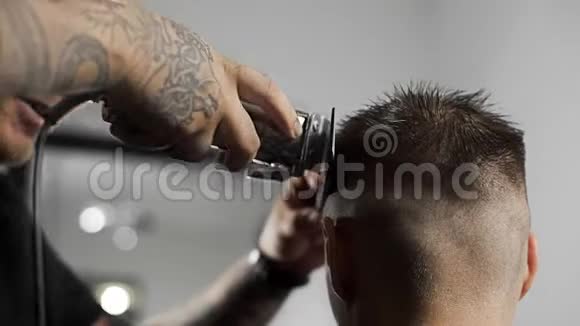 理发师在理发店为顾客理发用理发器人理发在理发店刮胡子视频的预览图
