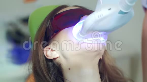 在牙科诊所为女性做牙齿美白手术视频的预览图