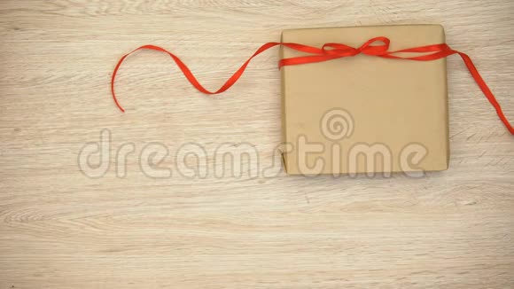 女士将纸心放在手工制作的情人节礼品盒上节日准备视频的预览图