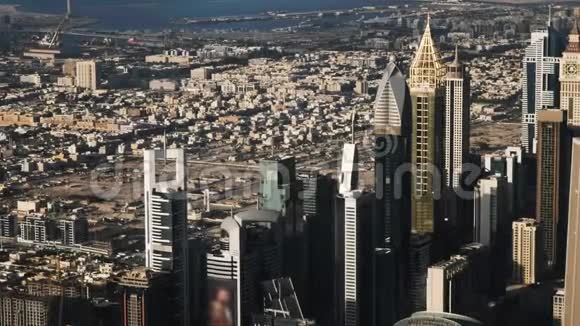 阿联酋迪拜低层建筑背景下的摩天大楼2019年1月视频的预览图