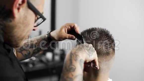 理发师在理发店为顾客理发用剪刀梳子理发师理发和刮胡子视频的预览图
