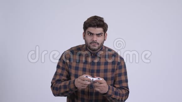 年轻的留胡子的印度嬉皮士玩游戏视频的预览图