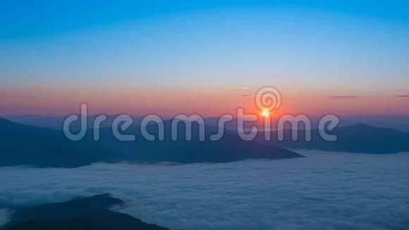 雾山风景美丽的日出时光流逝视频的预览图