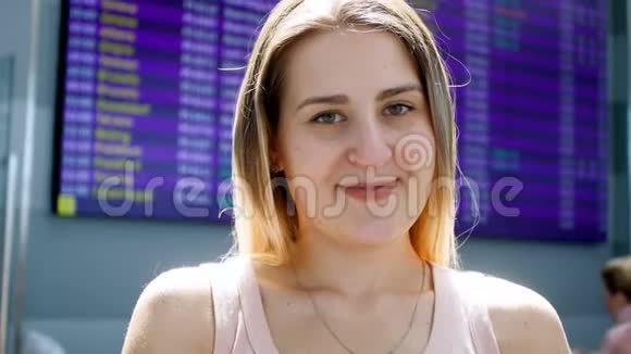 4k视频美丽的金发美女在国际机场候机楼镜头前视频的预览图