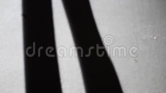 夜晚男人的影子显示出拇指向上晚上的动作视频的预览图