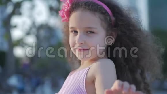 肖像可爱的小白种人女性穿着粉红色衣服的儿童户外活动头上戴着粉红色的花美丽视频的预览图