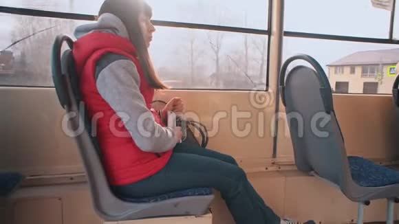 女孩坐电车听音乐视频的预览图