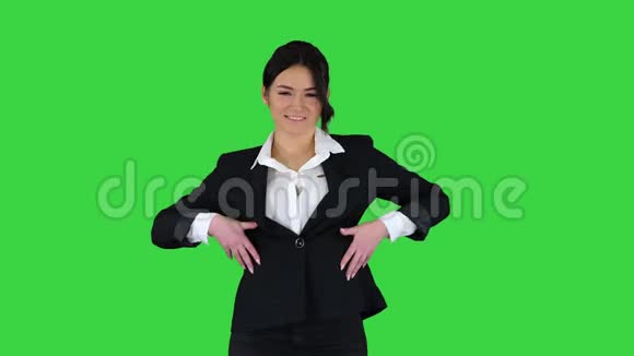 布鲁内特女商人在绿色屏幕上跳舞铬钥匙视频的预览图