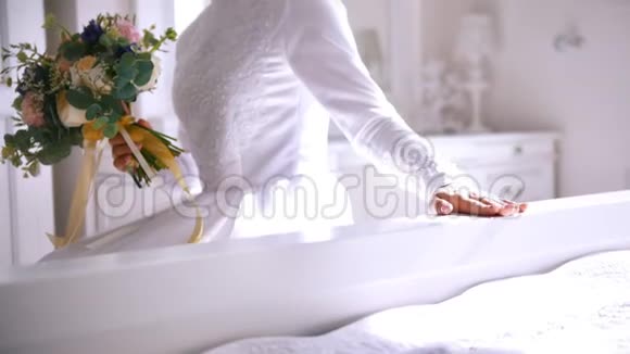 穿着白色婚纱的穆斯林新娘和戴着花束的鸟头饰视频的预览图