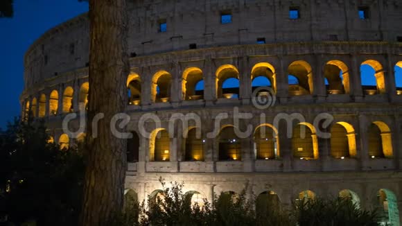 夜晚关闭罗马竞技场的潘视频的预览图