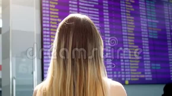 后视4k视频的年轻女子长发观看展示与飞机离开国际视频的预览图