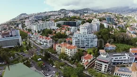 在Funchal的壮观景色巨大的城市山丘和山脉的背景空中拍摄视频的预览图